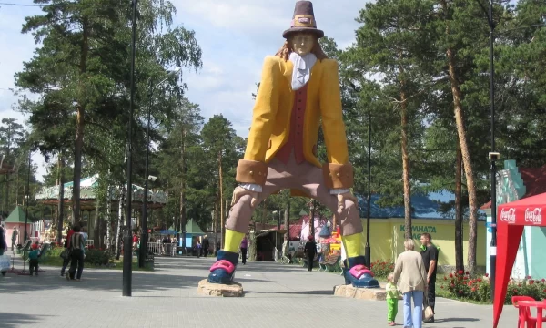 Огромная фигура Гулливера
