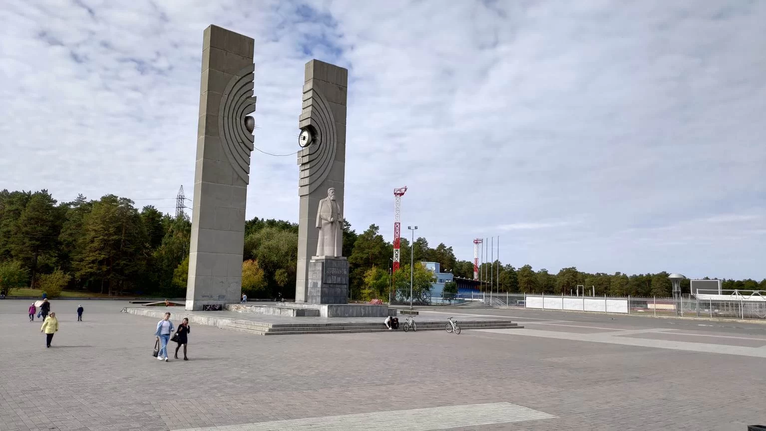 Памятник И. В. Курчатову в Челябинске