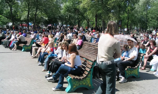 Зрители на скамейках летней эстрады