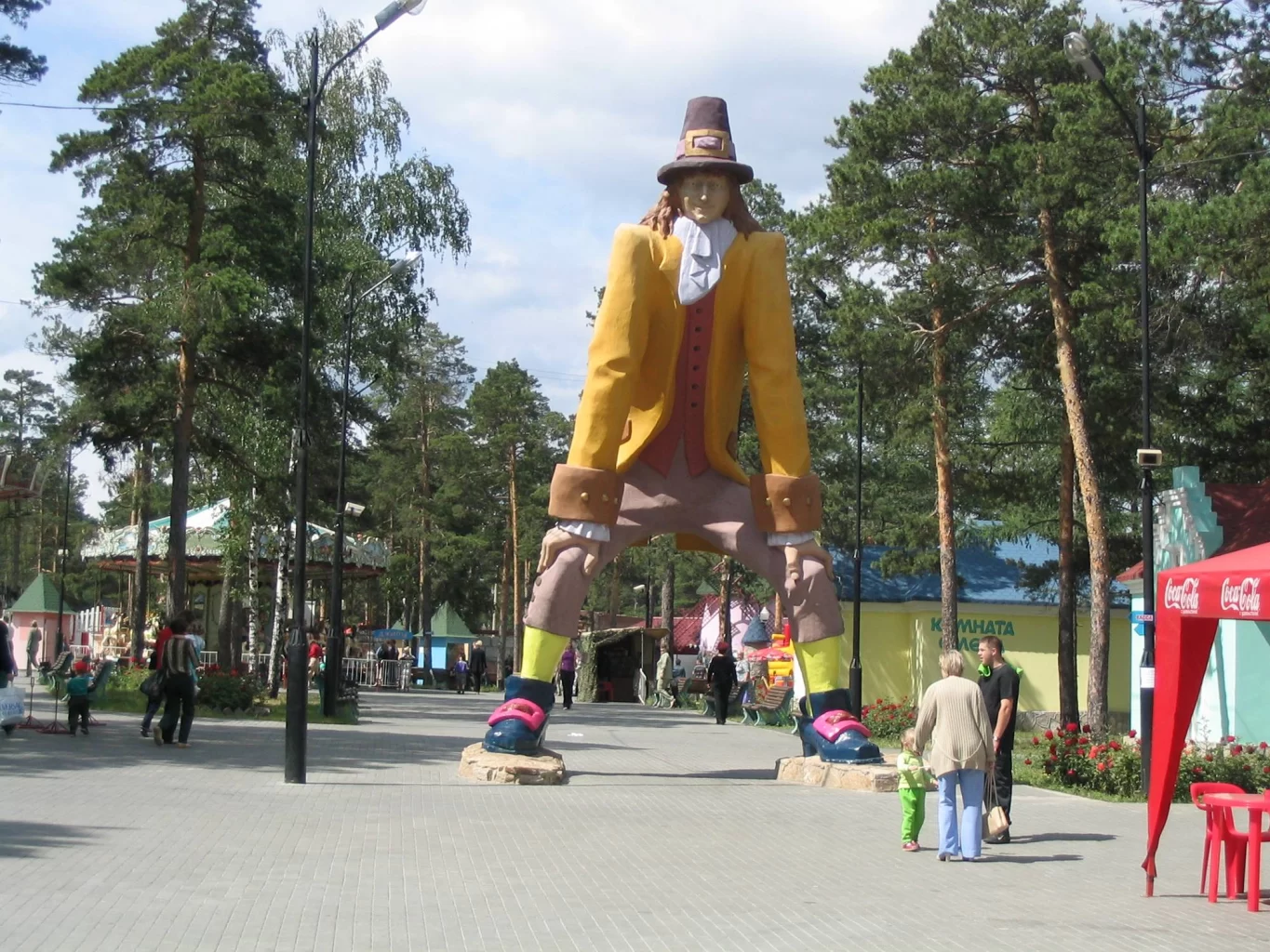 Огромная фигура Гулливера